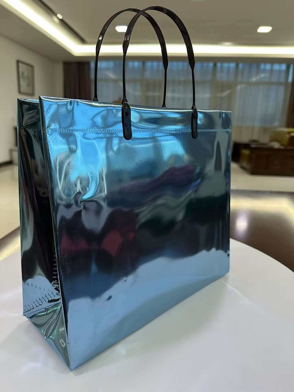 Az RGS PACKAGING piacra dobott egy új, egyszínű lézerfóliával laminált ajándékcsomagot